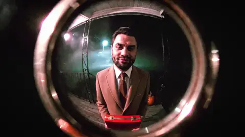 VENDITOR still at 13:32: Through the peephole